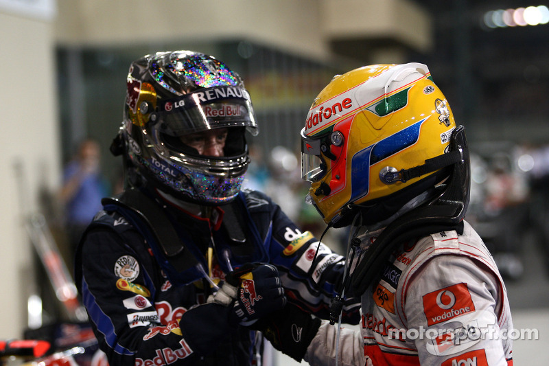 Sebastian Vettel (Red Bull Racing) remporte la course et le Championnat du Monde 2010, il célèbre ce résultat avec Lewis Hamilton