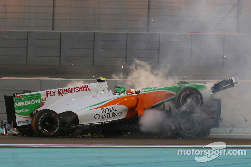 Vitantonio Liuzzi, Force India F1 Team, und Michael Schumacher, Mercedes GP crashed