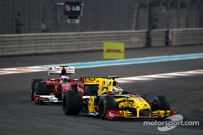 Naquele mesmo ano, em Abu Dhabi, Alonso vê o título ir embora, após estratégia errada da Ferrari e o ímpeto de Vitaly Petrov, naquele que seria o tricampeonato de Sebastian Vettel.
