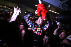 Vencedor e campeão mundial de 2010 de F1 Sebastian Vettel, Red Bull Racing, celebra com sua equipe