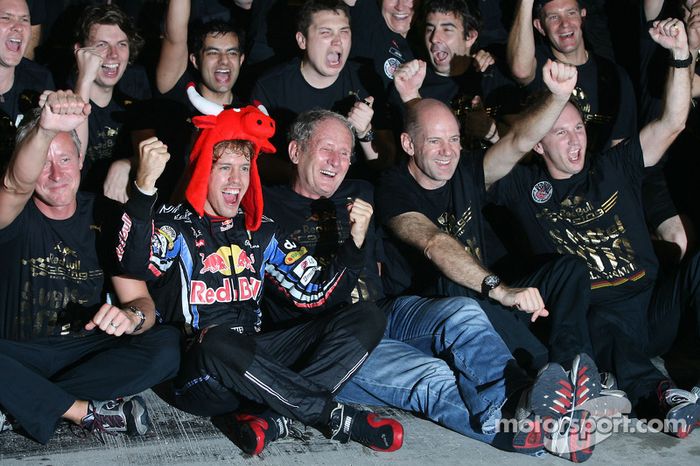 Ganador de la carrera y Campeón del mundo de Fórmula Uno 2010 Sebastian Vettel, Red Bull Racing, celebra con su equipo