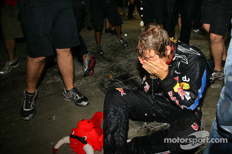 2010 - Se em 2009 Vettel "só" venceu a prova, no ano seguinte o alemão conquistou seu primeiro título