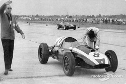 Jack Brabham schiebt seinen Cooper-Climax zum Formel-1-WM-Titel 1959