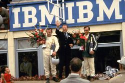 Bruce McLaren, Henry Ford II et Chris Amon sur le podium de la victoire après les 24 Heures du Mans 1966