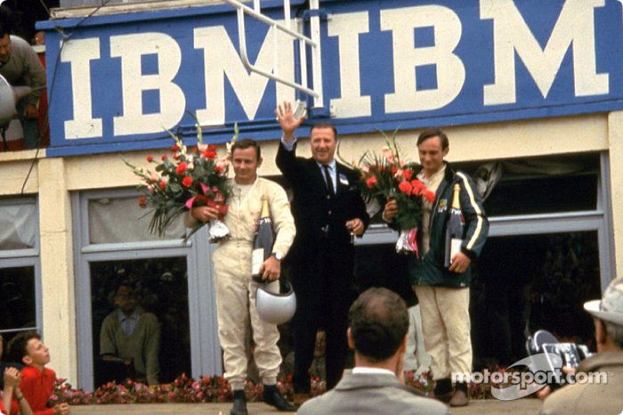De izquierda: Bruce McLaren, Henry Ford II y Chris Amon en el podio de la victoria tras las 24 Horas