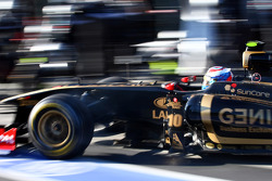 Vitaly Petrov, Lotus Renault GP pit stop