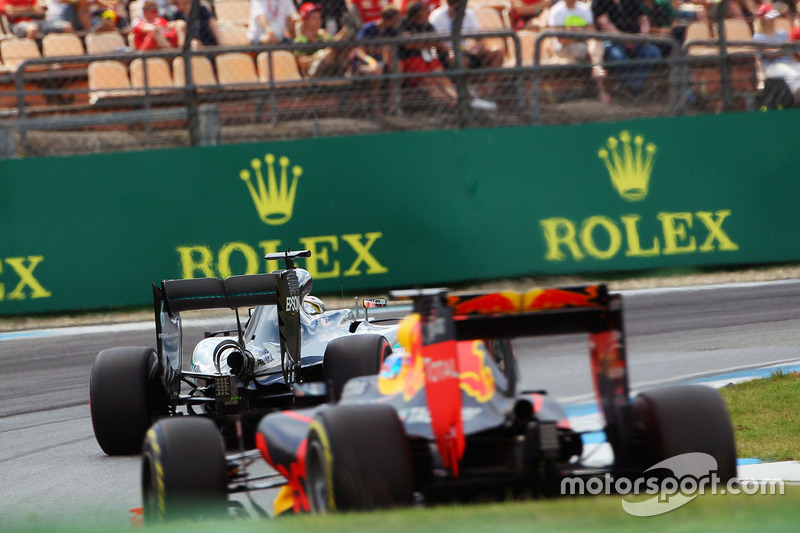 Lewis Hamilton, Mercedes AMG F1 W07 Hybrid precede Daniel Ricciardo, Red Bull Racing RB12