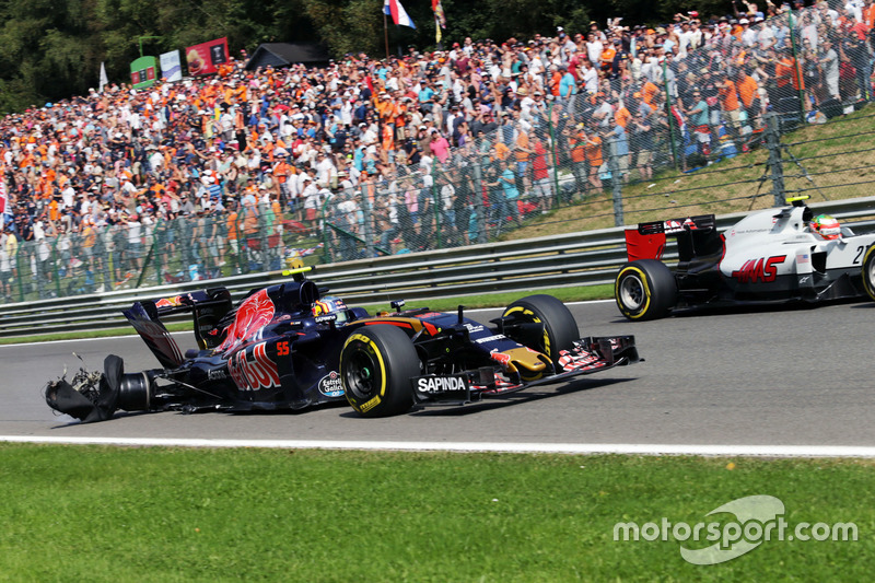 Carlos Sainz Jr. , Scuderia Toro Rosso STR11 con un pinchazo y el auto dañado and car damage