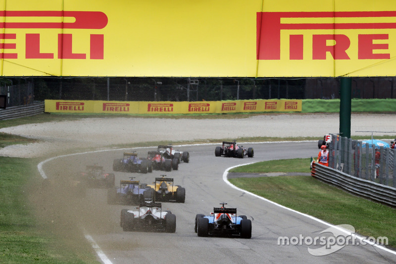 Esteban Ocon, Manor Racing MRT05 y Esteban Gutiérrez, Haas F1 Team VF-16 al inicio de la carrera