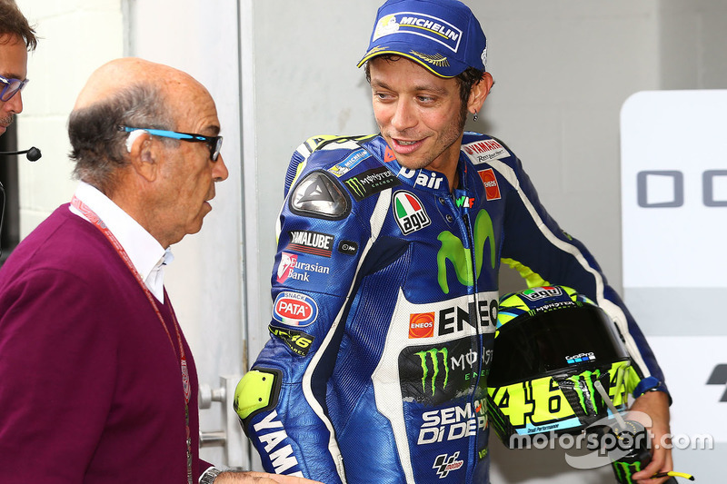 Tercero, Valentino Rossi, Yamaha Factory Racing con Carmelo Ezpeleta, CEO de Dorna
