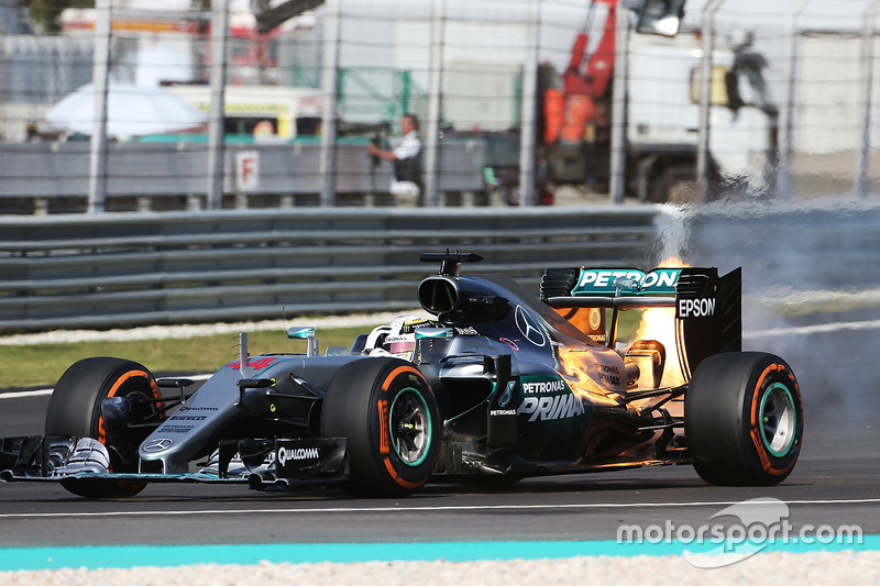Lewis Hamilton, Mercedes AMG F1 W07 Hybrid retirado de la carrera por problemas con el motor