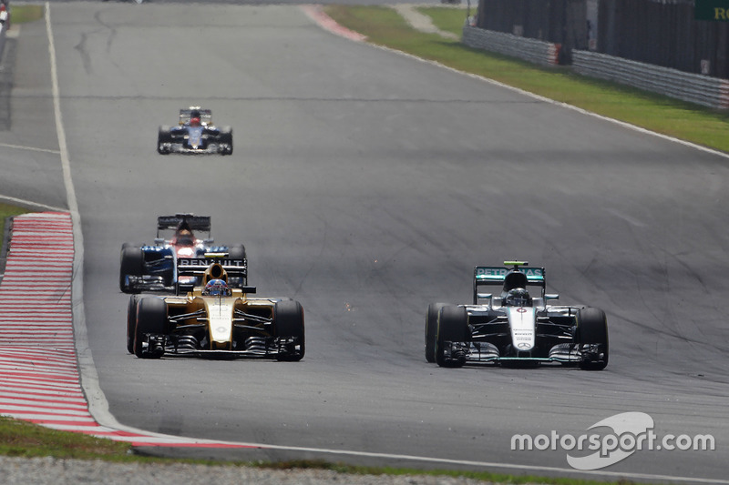 E, não podia ser diferente: as duas zonas de DRS da pista são nas longas retas principal e oposta. Ali, os carros podem bater os 330 km/h.