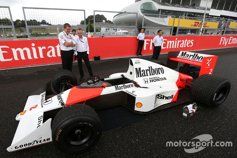 Paddy Lowe, Director Ejecutivo de Mercedes AMG F1, Stoffel Vandoorne, tercer piloto, unidades del McLaren F1 Team el McLaren MP4/5 de 1989 de Alain Prost