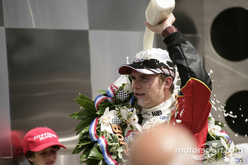 Victory Lane : une douche de lait pour Dan Wheldon