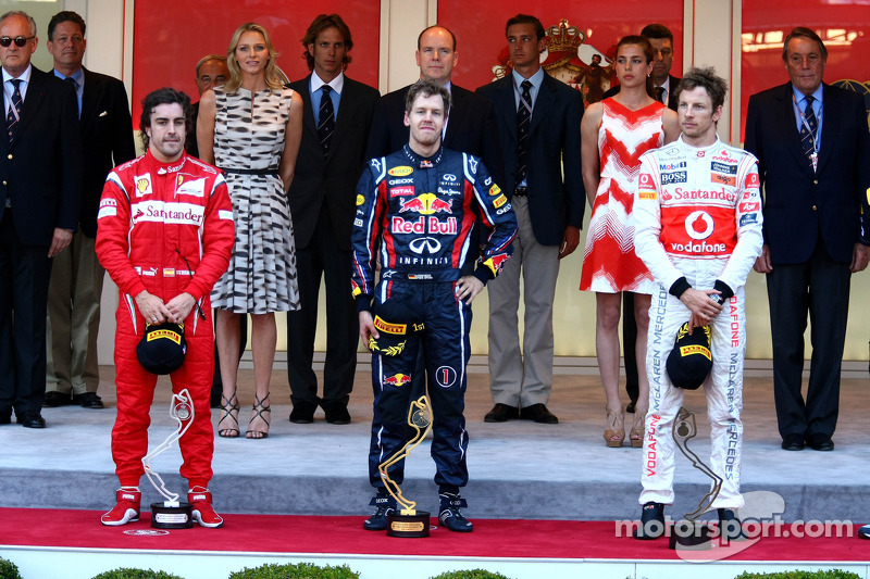 Podio: ganador de la carrera Sebastian Vettel, Red Bull Racing