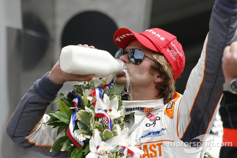 Victory Lane : Dan Wheldon, Bryan Herta Autosport with Curb/Agajanian fête sa victoire