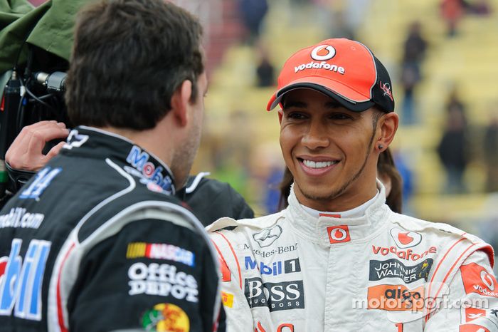 Tony Stewart y Lewis Hamilton