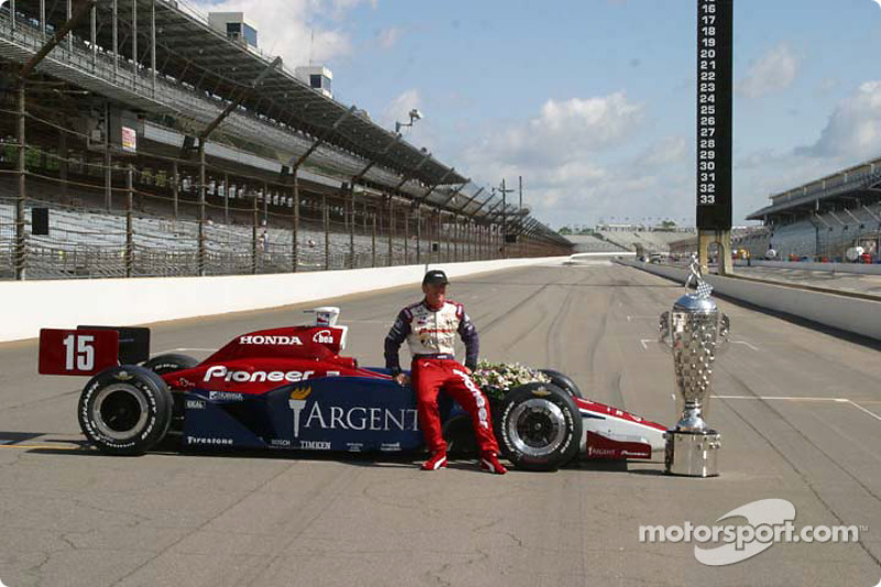 Buddy Rice mit dem Siegerwagen und der Borg-Warner Trophy