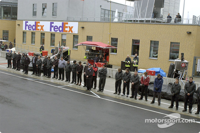 Moment of silence on pitlane