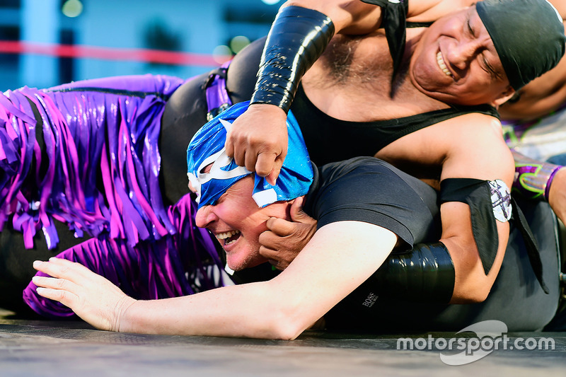 Johnny Herbert, Sky Sports F1 Presentador toma parte en la Lucha Libre en el paddock