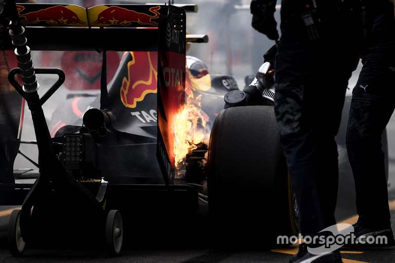 Fuego en los frenos del Red Bull Racing RB12 de Max Verstappen en el pitlane