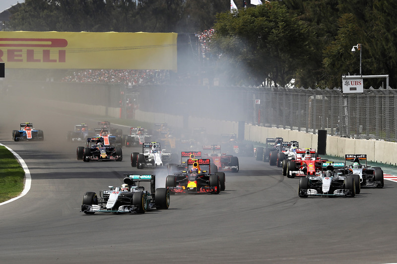 Lewis Hamilton, Mercedes AMG F1 W07 Hybrid, Max Verstappen, Red Bull Racing RB12 y Nico Rosberg, Mercedes AMG F1 W07 Hybrid