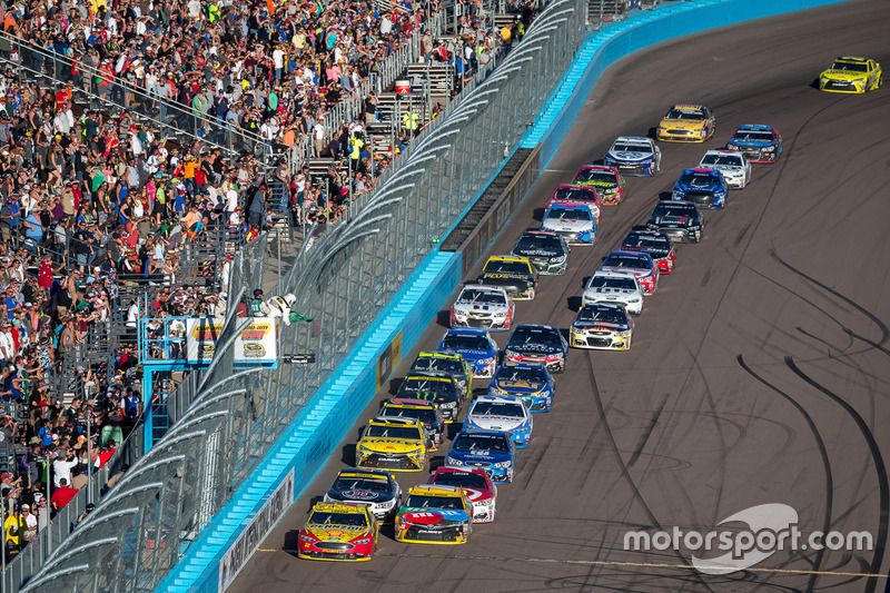 Junto com Logano, Kyle Busch, Carl Edwards e Jimmie Johnson vão disputar o título da categoria no próximo fim de semana em Homestead-Miami.