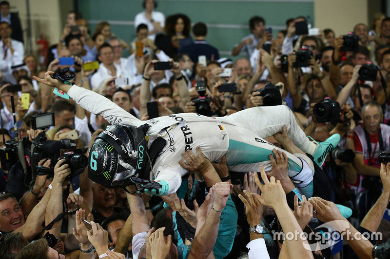 Nico Rosberg foi o segundo colocado em Abu Dhabi e garantiu o título de 2016 com cinco pontos de vantagem sobre Lewis Hamilton.