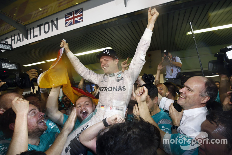 Em 2016, a redenção. Rosberg se torna campeão somando 385 pontos, cinco a mais que Hamilton. Foram nove vitórias, 16 pódios e oito poles.