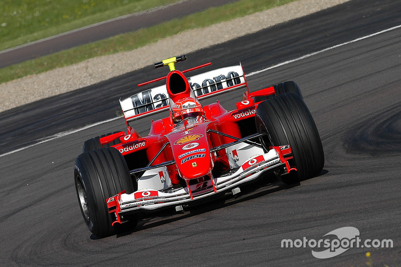 Valentino Rossi, conduce el Ferrari F2004, en lo que iba a ser una prueba secreta y lleva una casco de repuesto de Schumacher
