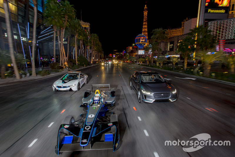 10. Sam Bird, DS Virgin Racing, lidera a Mitch Evans, Jaguar Racing en un I-Pace SUV concept car. Antonio Felix da Costa, Amlin Andretti Fórmula E Team, en un BMW i8