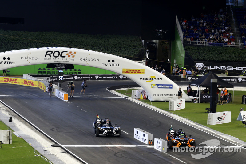 Una vuelta antes, Pascal Wehrlein y Felipe Massa en el Polaris Slingshot SLR