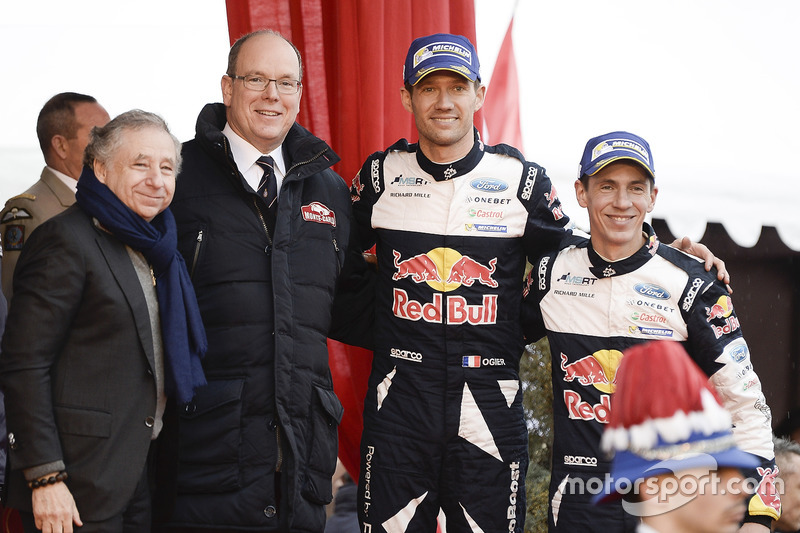 1. Sébastien Ogier, Julien Ingrassia, M-Sport, mit Fürst Albert von Monaco und Jean Todt, FIA-Präsident