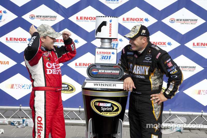 Tony Stewart, Stewart-Haas Racing Chevrolet and Ryan Newman, Stewart-Haas Racing Chevrolet