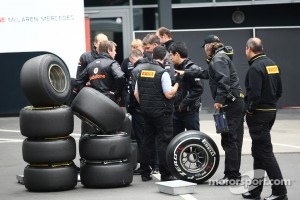McLaren engineers with Perelli tyres