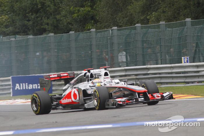Lewis Hamilton y Kamui Kobayashi en Bélgica 2011