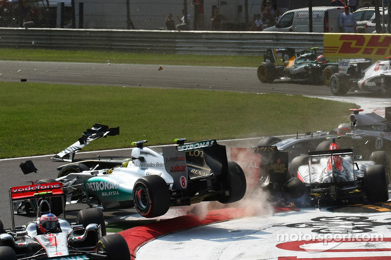 Turn 1 crash caused by Vitantonio Liuzzi, HRT F1 Team, HRT