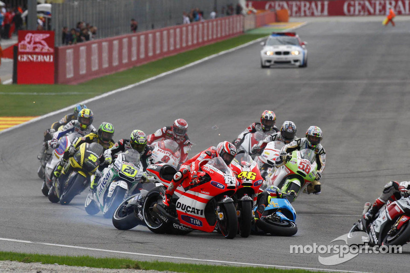 Alvaro Bautista emmène Valentino Rossi et Nicky Hayden dans sa chute