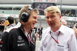 Le Dr Aki Hintsa, médecin de McLaren, avec Mika Häkkinen