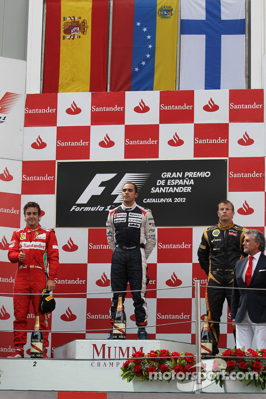 Podio, primer lugar Pastor Maldonado, Williams F1 Team con el segundo lugar Fernando Alonso, Scuderia Ferrari y el tercer lugar Kimi Raikkonen, Lotus Renault F1 Team