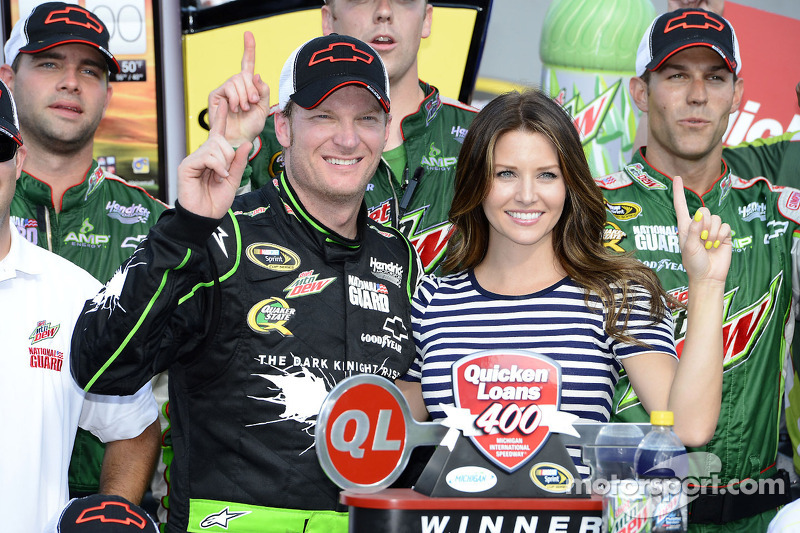 Victory Lane: Sieger Dale Earnhardt Jr. feiert mit Freundin Amy Reimann