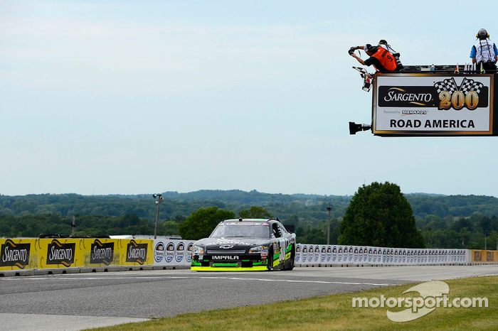 Nelson Piquet Jr. takes the win