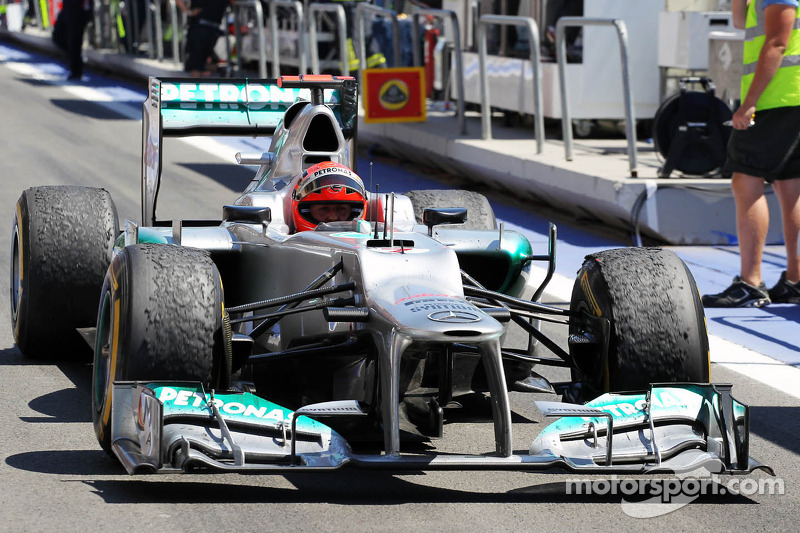 Terceiro colocado, Michael Schumacher, Mercedes AMG F1 entra no parque fechado