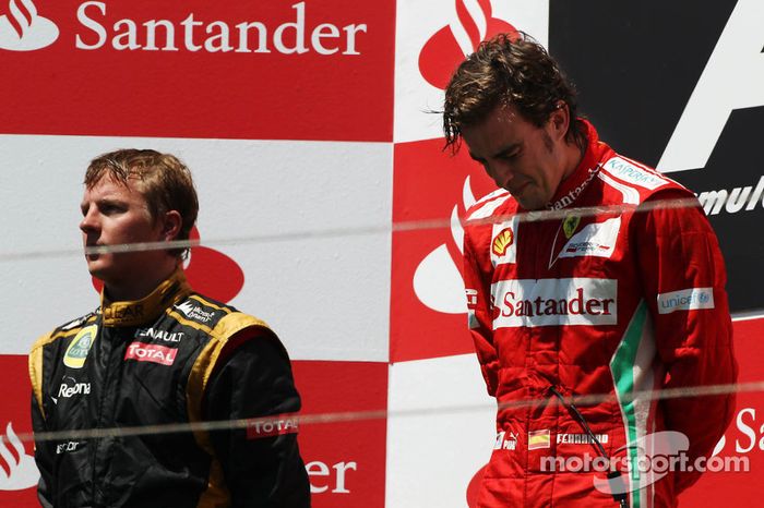 Ganador de la carrera Fernando Alonso, Ferrari en el podio con Kimi Raikkonen, Lotus F1 Team