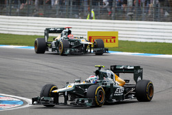 Vitaly Petrov (Caterham) devance son coéquipier Heikki Kovalainen
