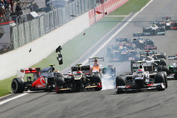Jenson Button, McLaren bij de start met crash Lewis Hamilton, McLaren en Romain Grosjean, Lotus F1