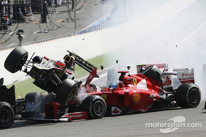 Un accidente en el inicio con Lewis Hamilton, McLaren, Romain Grosjean, Lotus F1, Fernando Alonso, Ferrari, Kamui Kobayashi, Sauber