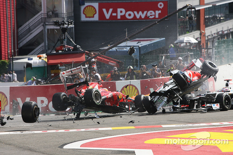 Un accidente en el inicio con Lewis Hamilton, McLaren, Romain Grosjean, Lotus F1, Fernando Alonso, F