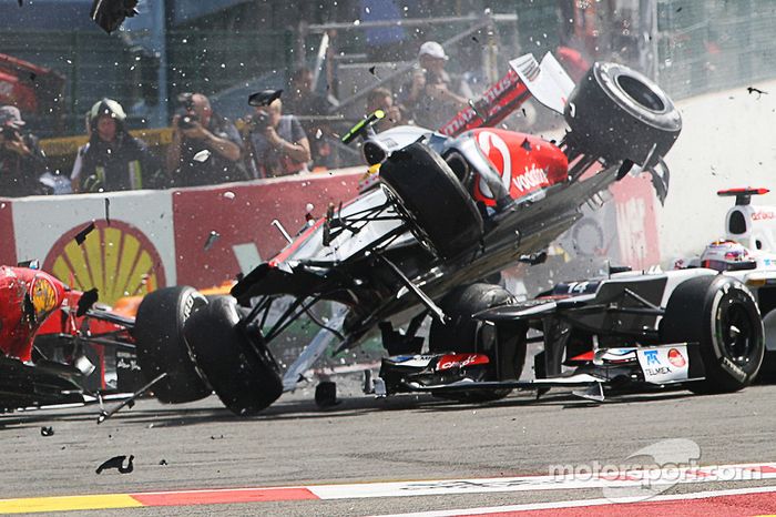 Un accidente en el inicio con Lewis Hamilton, McLaren, Romain Grosjean, Lotus F1, Fernando Alonso, Ferrari, Kamui Kobayashi, Sauber