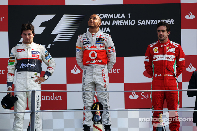 Podio: ganador de la carrera Lewis Hamilton, McLaren Mercedes, segundo lugar Sergio Pérez, Sauber F1